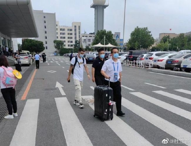 官方微博曝光的图片里，除了新疆雪山、草地、公路的美景，还有当地小朋友比剪刀手、开心翻阅图书的笑脸，十分温暖有爱